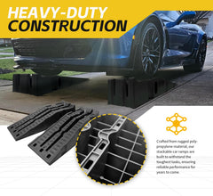 MaxxHaul rampas en uso elevando un coche para mantenimiento fácil