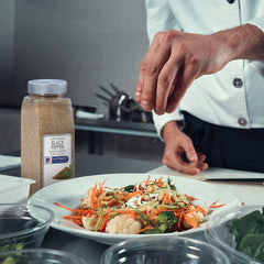 McCormick Culinary primera plano de la textura fina de la pimienta y su integración en salsas