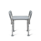 Medline vista frontal de la silla de ducha, estabilidad y diseño seguro