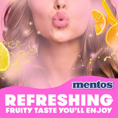 Primer plano de la capa exterior de Mentos que se disuelve, experiencia crujiente