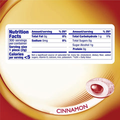 Persona masticando Mentos Cinnamon para aliento fresco y confianza
