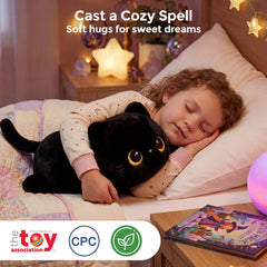 Mewaii gato negro abrazado por adulto como apoyo para siesta