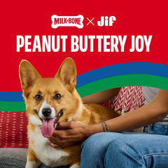 Milk-Bone galleta en mano para comparar tamaño y porción