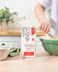 Milkadamia vertido cremoso en vaso destacando textura y bajo azúcar