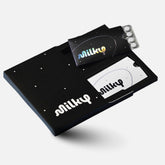 Milky envase frontal cosmic black mostrando diseño y portabilidad