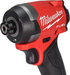 Milwaukee 2953-20 primer plano de la punta hexagonal 1/4" para cambio rápido