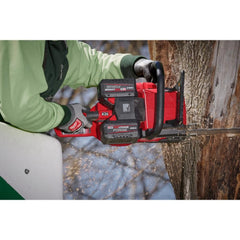 Milwaukee M18 en uso con taladro, potencia sostenida en trabajo