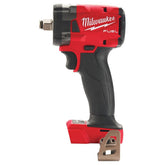 Milwaukee M18 FUEL vista frontal compacta mostrando longitud corta y anillo de fricción para acceso fácil