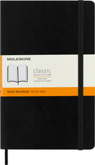 Moleskine tapa blanda frente mostrando cubierta negra y cierre elástico, portátil y elegante