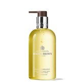 Molton Brown envase frontal mostrando diseño elegante y aroma cítrico
