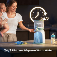 Momcozy dispensando agua en un biberón para preparación sin goteos