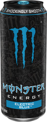 Monster lata Electric Blue en mano demostrando tamaño y consumo cómodo