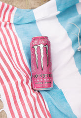 Monster Ultra Rosa en ambiente exterior transmitiendo frescura y energía