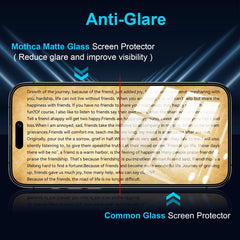 Protector Mothca colocado en iPhone mostrando cobertura total y protección