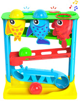 Move2Play vista frontal del juguete mostrando tres peces y pelotas, atrae atención y juego
