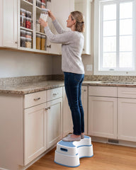 MR.SIGA persona usando el taburete frente al inodoro para apoyo
