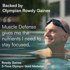 Muscle Defense hombre bebiendo postentreno para apoyar fuerza y recuperación