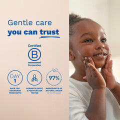 Mustela tamaño de 1.35 fl. oz. comparado con una mano para escala