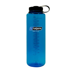 Nalgene botella frontal azul mostrando capacidad y diseño resistente