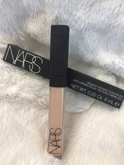 NARS corrector aplicado en el contorno de ojos para aspecto descansado