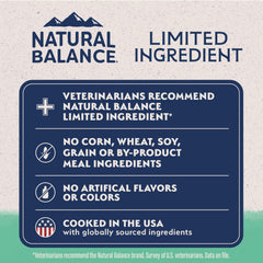 Natural Balance comparación de tamaño de croqueta junto a una mano para escala