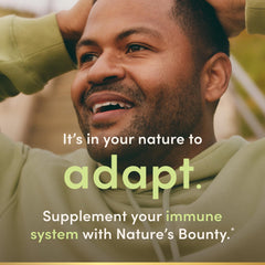 Nature's Bounty cápsula junto a moneda para mostrar tamaño y fácil ingestión