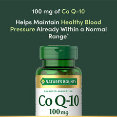 Nature's Bounty cápsula CoQ10 en mano para referencia de tamaño