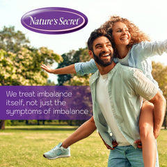 Nature's Secret hierbas como cascara sagrada y jengibre cerca del envase