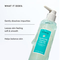 Naturium gel aplicado en manos demostrando uso fácil y suave