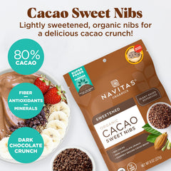 Navitas Organics nibs espolvoreados en yogur aportando crujiente nutritivo