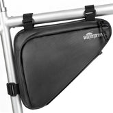 NDakter bolsa triangular frontal en cuadro mostrando ajuste seguro y estética