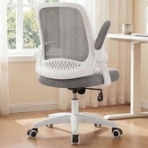 NEO CHAIR vista frontal junto a mesa; confort ergonómico visible
