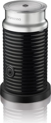 Nespresso Aeroccino 3 frontal negro y acero, diseño compacto y elegante