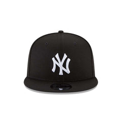 New Era detalle del bordado en alto relieve mostrando calidad y contraste
