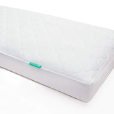 Newton Baby protector frontal en empaque mostrando ajuste perfecto y protección impermeable
