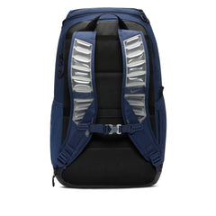 Nike Varsity Elite compartimento principal abierto con balón y ropa, capacidad visible