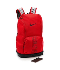 Nike mochila en uso con balón de básquetbol mostrando capacidad y sujeción cómoda