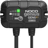 NOCO GEN5X1 vista frontal mostrando controles y carcasa robusta, seguridad marina