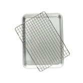 Nordic Ware bandeja frontal mostrando tamaño y acabado, ideal para hornear