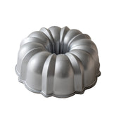 Nordic Ware molde Bundt frontal mostrando forma y acabado, facilita desmoldado