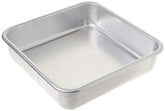Nordic Ware frente del molde cuadrado mostrando acabado duradero
