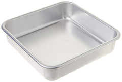 Nordic Ware frente del molde cuadrado mostrando acabado duradero