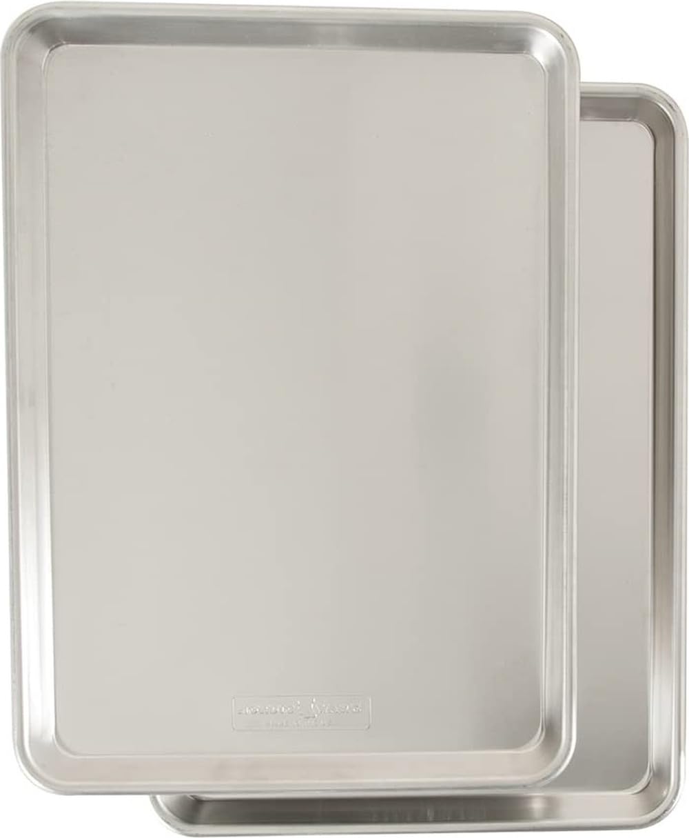 Nordic Ware bandeja frontal mostrando acabado y forma, mejora el horneado