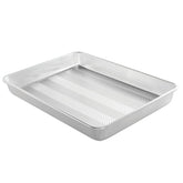 Nordic Ware vista frontal de la bandeja Prism mostrando capacidad y bordes resistentes