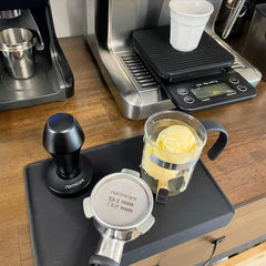 Normcore V4 colocado en portafiltro Breville, encaje preciso y extracción estable