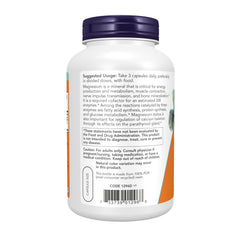 Cápsula de NOW Foods magnesio citrato sostenida en la mano para mostrar tamaño y dosificación práctica