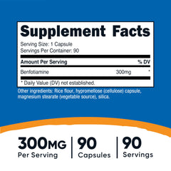 Nutricost cápsula abierta en primer plano mostrando textura y tamaño, beneficio: apreciar la formulación