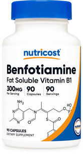 Nutricost envase frontal de benfotiamina 300 mg mostrando el bote y la marca, beneficio: claridad de información