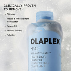 Aplicación del champú Olaplex N°.4C en cabello mojado para limpieza profunda semanal
