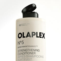Olaplex N°.5 aplicado en cabello en lavabo para hidratación inmediata